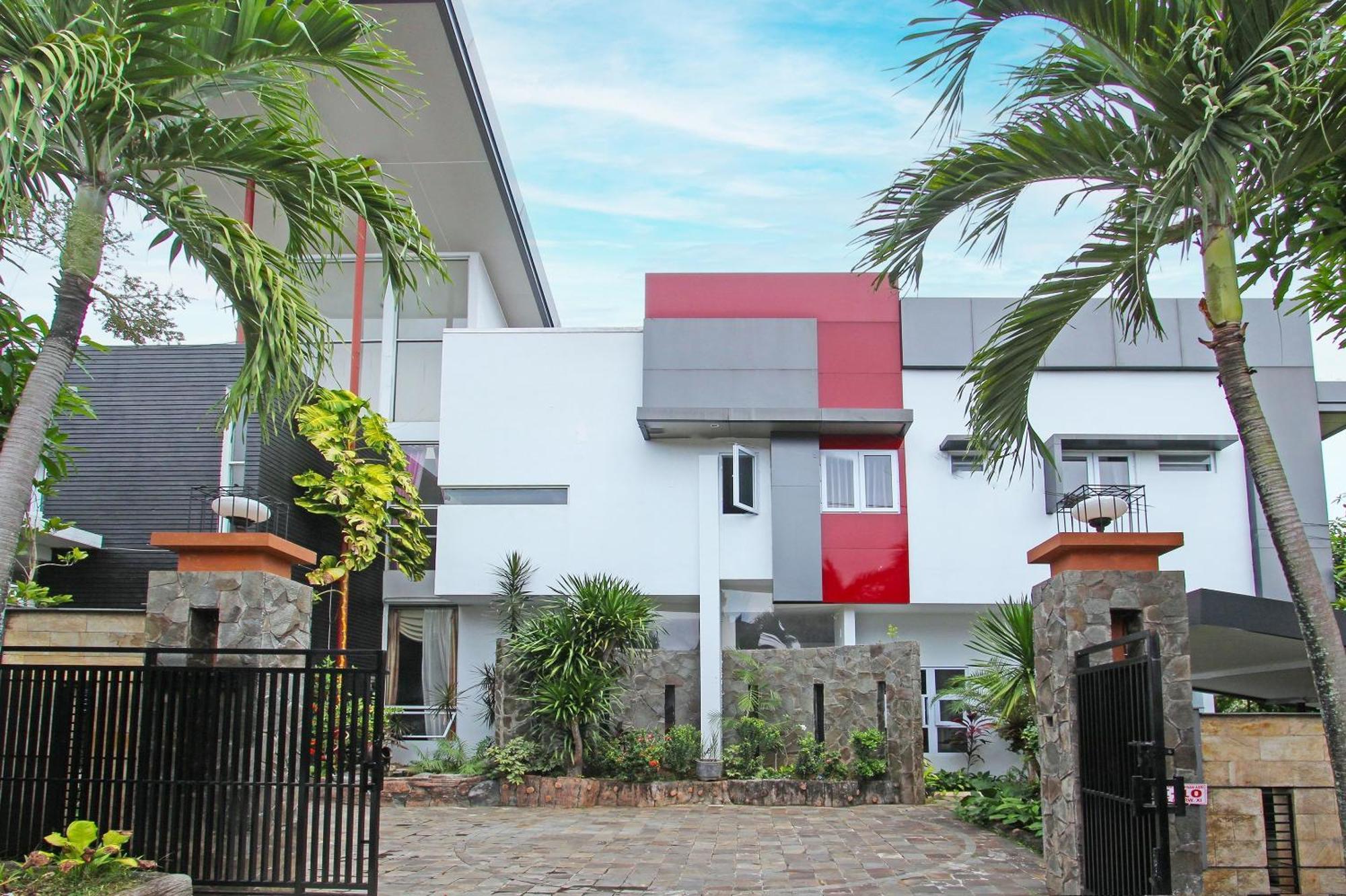 Super Oyo Capital O 91665 D'Prof Exclusive Guesthouse Семаранг Экстерьер фото
