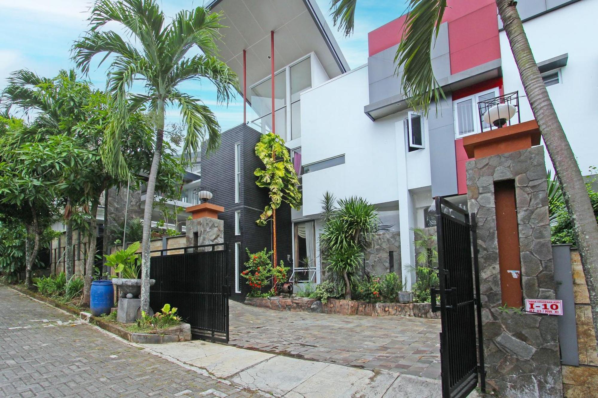 Super Oyo Capital O 91665 D'Prof Exclusive Guesthouse Семаранг Экстерьер фото